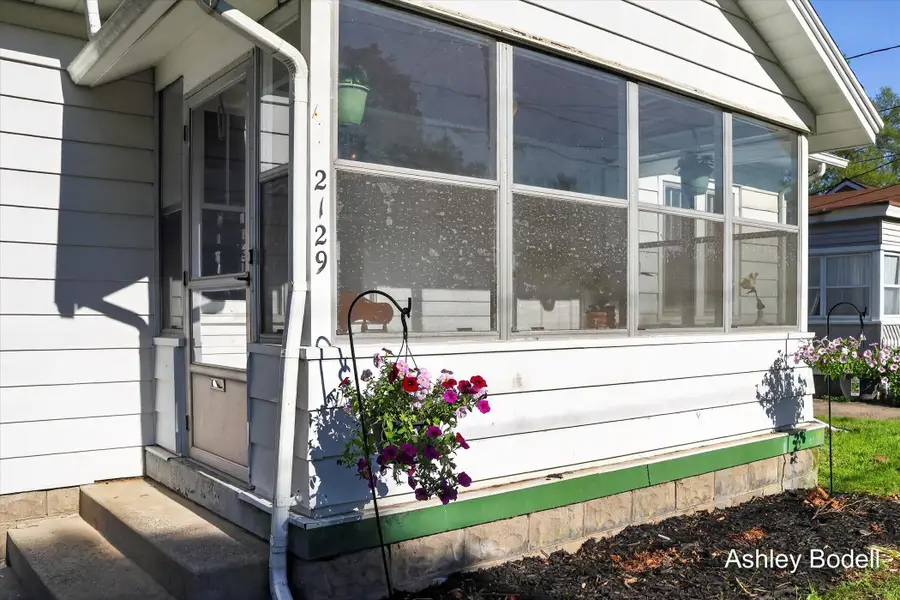 2129 Emerald Avenue Ne, Grand Rapids, MI 49505 - #2