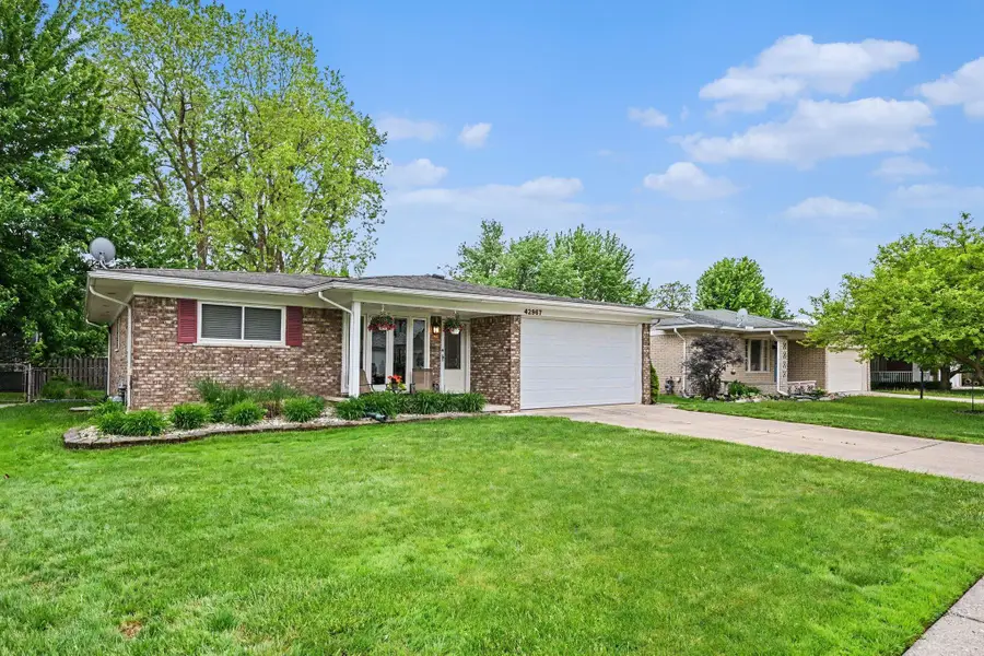42967 Saxony Road, Canton, MI 48187 - #2