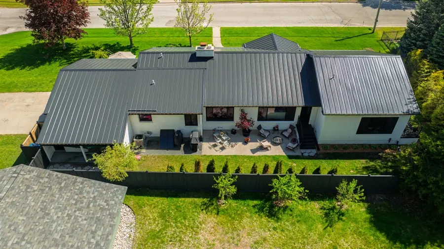 802 W Lowell Street, Ludington, MI 49431 - #3