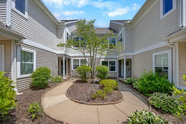 717 Fieldstone Circle W, Chelsea, MI 48118