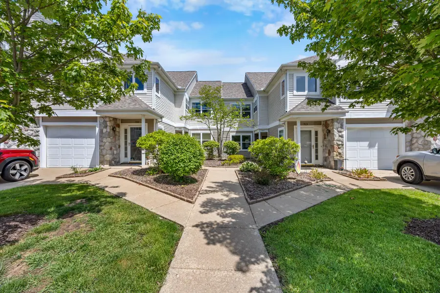 717 Fieldstone Circle W, Chelsea, MI 48118 - #2