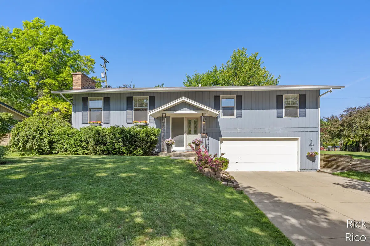 1609 Oxford Drive Se, East Grand Rapids, MI 49506 - #1