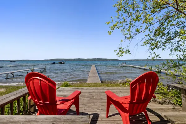 1313 E South Shore Drive, Frankfort, MI 49635