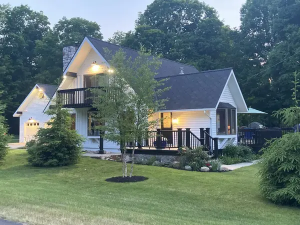 7452 Leonard Avenue, Onekama, MI 49675