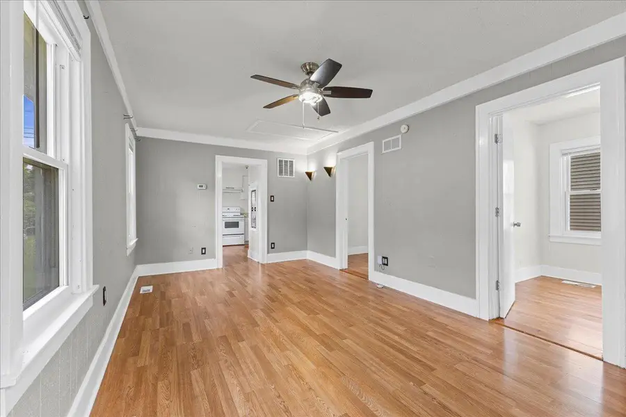 445 W Milton Avenue, Hazel Park, MI 48030 - #3