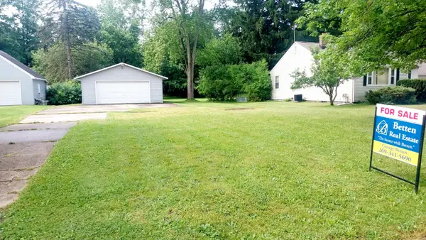 924 Parchmount Avenue, Kalamazoo, MI 49004