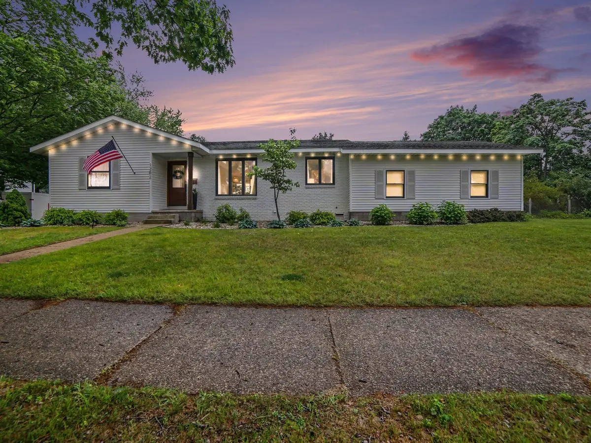 1202 Woodlawn Avenue, Grand Haven, MI 49417 - #1