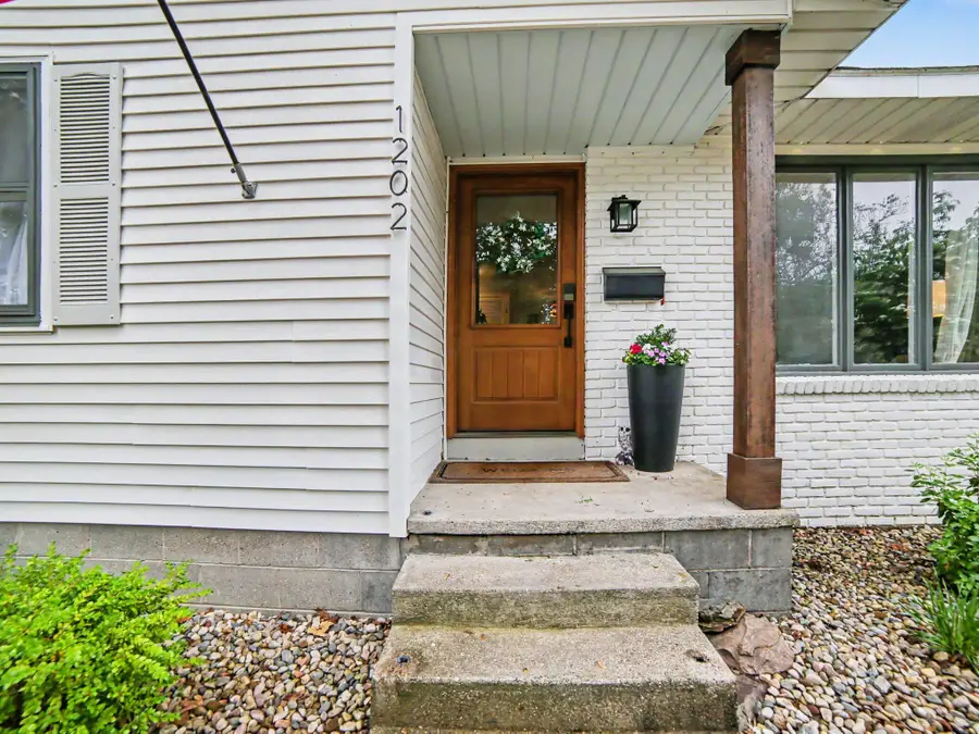 1202 Woodlawn Avenue, Grand Haven, MI 49417 - #3