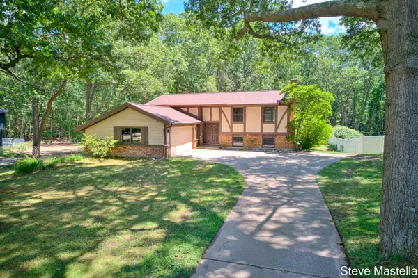 18746 N Fruitport Road, Spring Lake, MI 49456