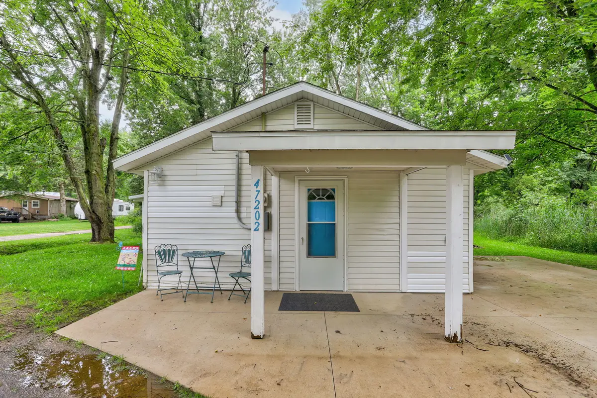 47202 N Sunset Circle, Bloomingdale, MI 49026 - #1