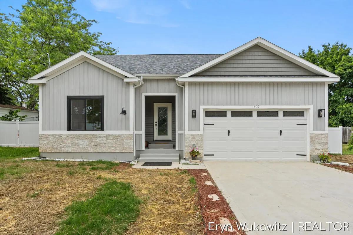 409 6 Mile Road Nw, Comstock Park, MI 49321 - #1