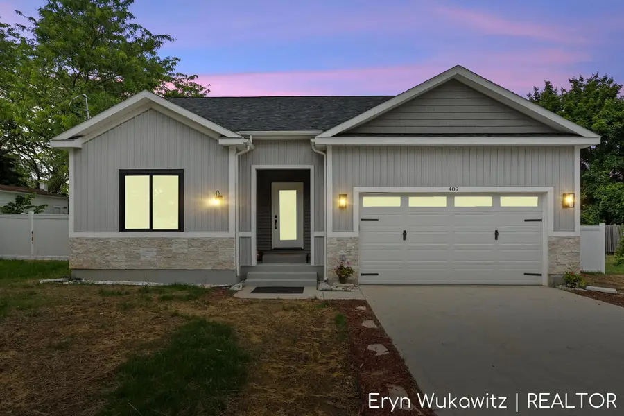 409 6 Mile Road Nw, Comstock Park, MI 49321 - #2