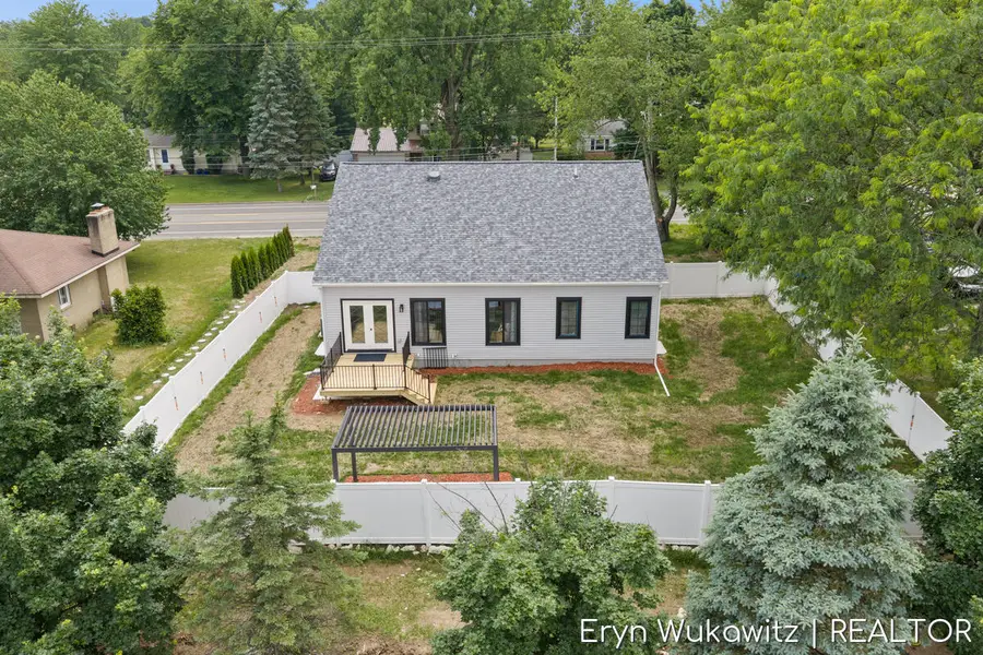 409 6 Mile Road Nw, Comstock Park, MI 49321 - #3