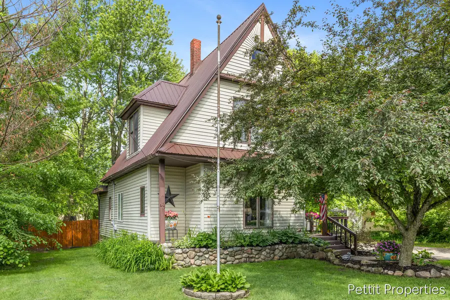 417 S Stewart Avenue, Fremont, MI 49412 - #2