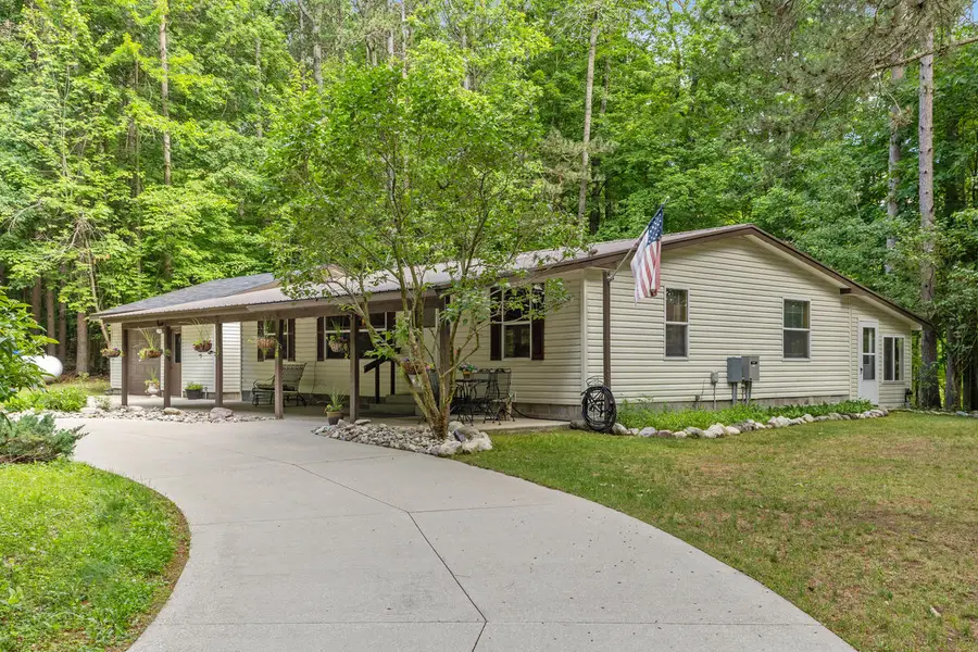 6009 Keeney Drive, Six Lakes, MI 48886 - #2