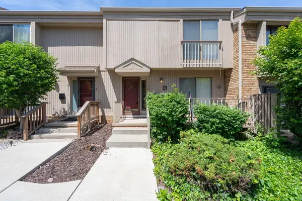 669 Oakbrook W, Rochester Hills, MI 48307