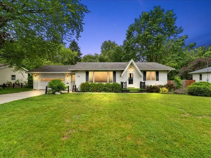 728 N Stewart Avenue, Fremont, MI 49412 - #1