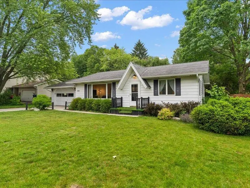 728 N Stewart Avenue, Fremont, MI 49412 - #2