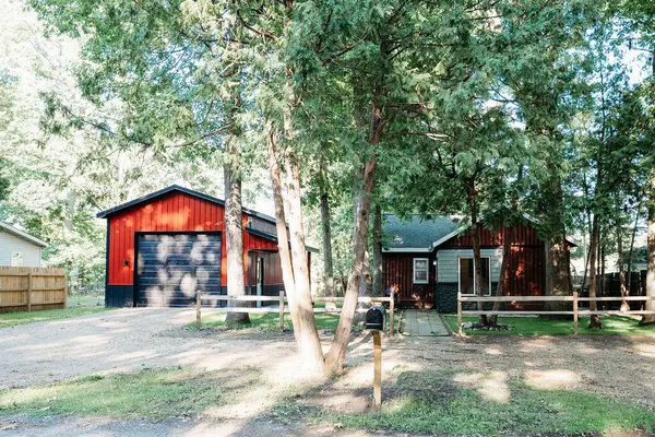 52493 35 1/2 Street, Paw Paw, MI 49079