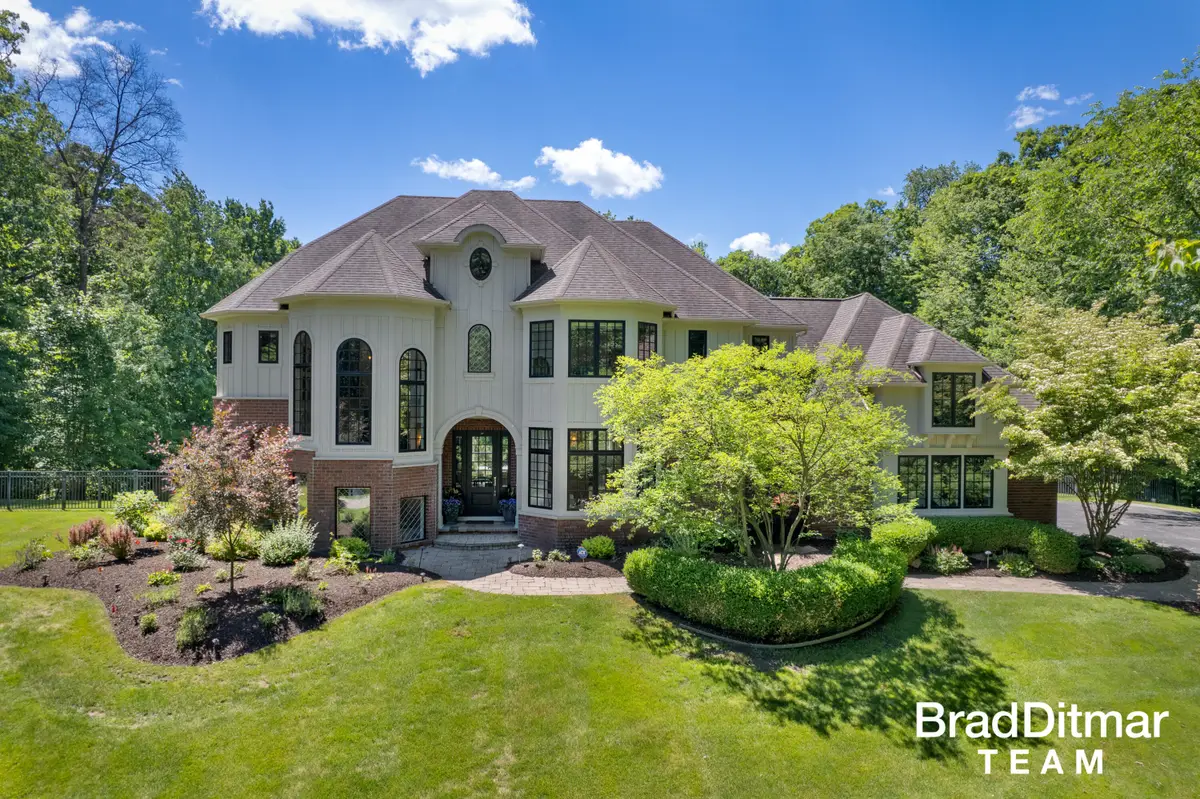 1099 Skyevale Ne, Ada, MI 49301 - #1
