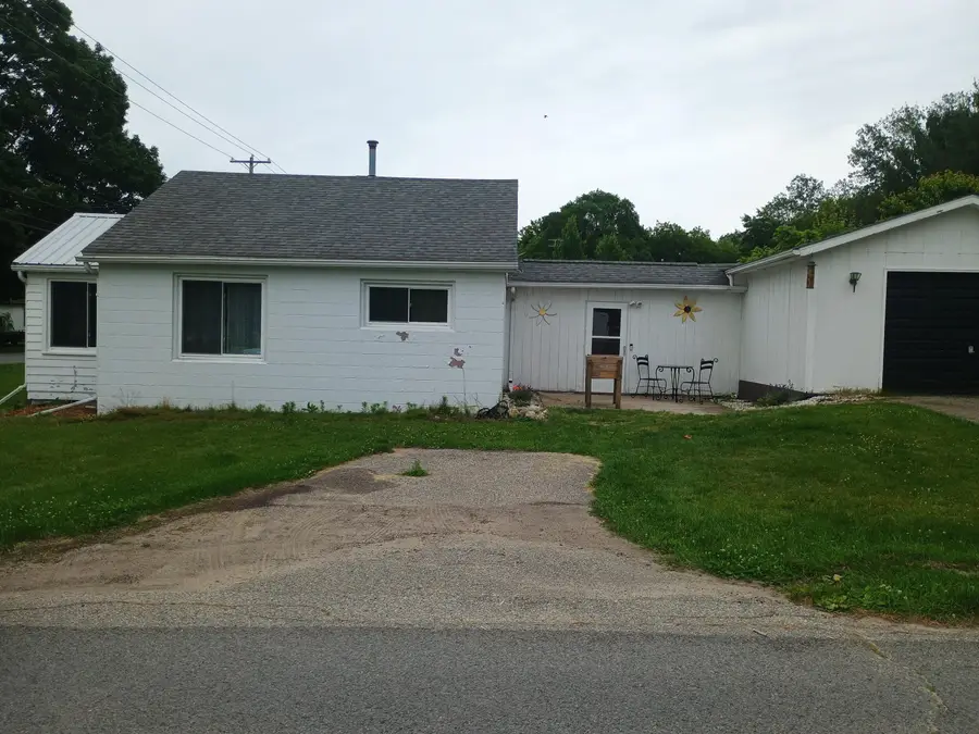 502 E Forest Street, Edmore, MI 48829 - #2