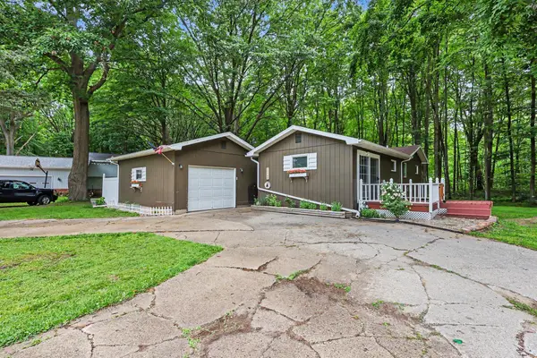 17700 Thornapple Drive, Spring Lake, MI 49456