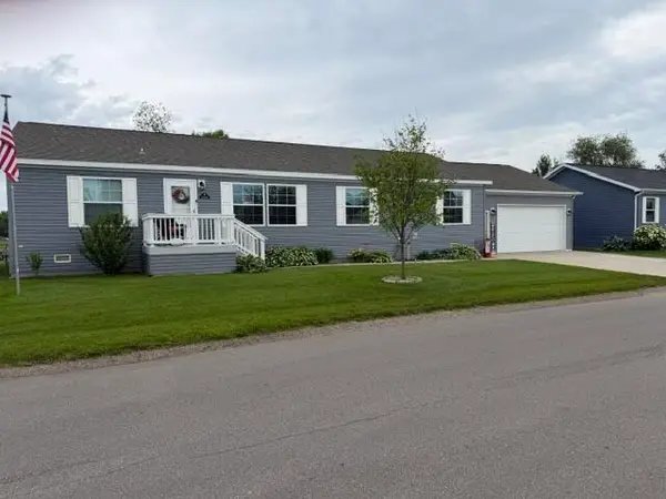 3688 Hollyfield Drive, Cedar Springs, MI 49319