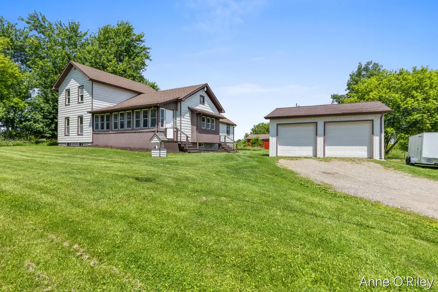 2811 E Vermontville Highway, Charlotte, MI 48813 - #2