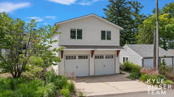 7007 Goldenrod Avenue Ne, Rockford, MI 49341