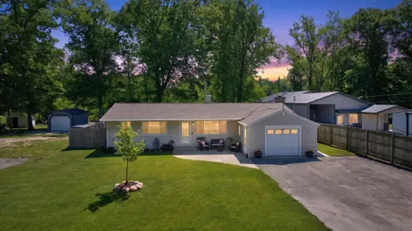 569 Round Lake Drive, Michigan Center, MI 49254
