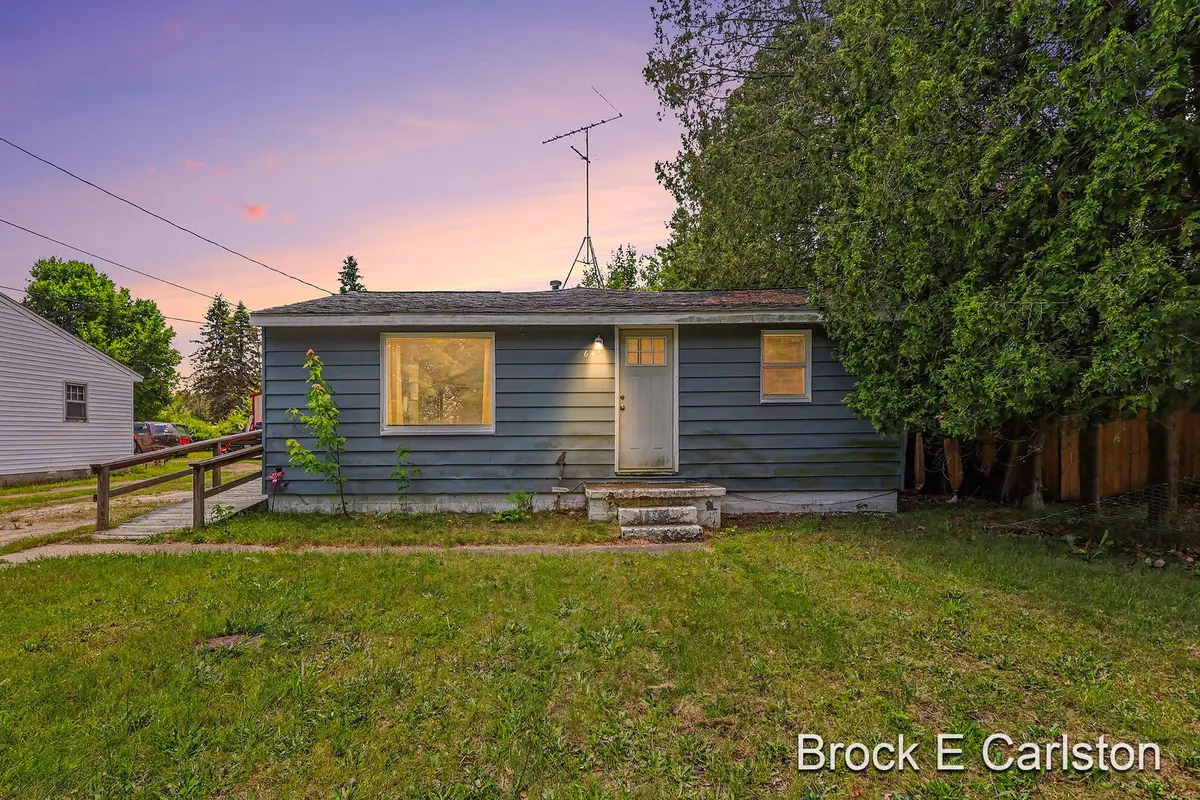643 E Sternberg Road, Norton Shores, MI 49441 - #1