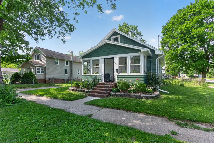 302 Hill Street, Jackson, MI 49202 - #2