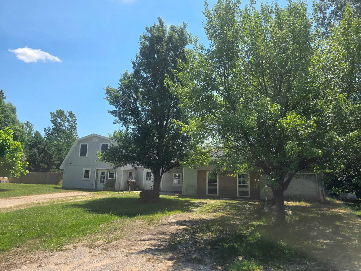 1402 E Deaner Road Ne, Edmore, MI 48829 - #1
