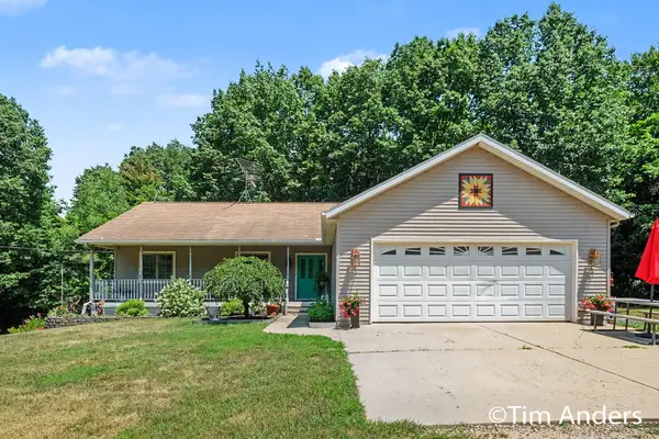3455 Northkent Pine Drive, Kent City, MI 49330
