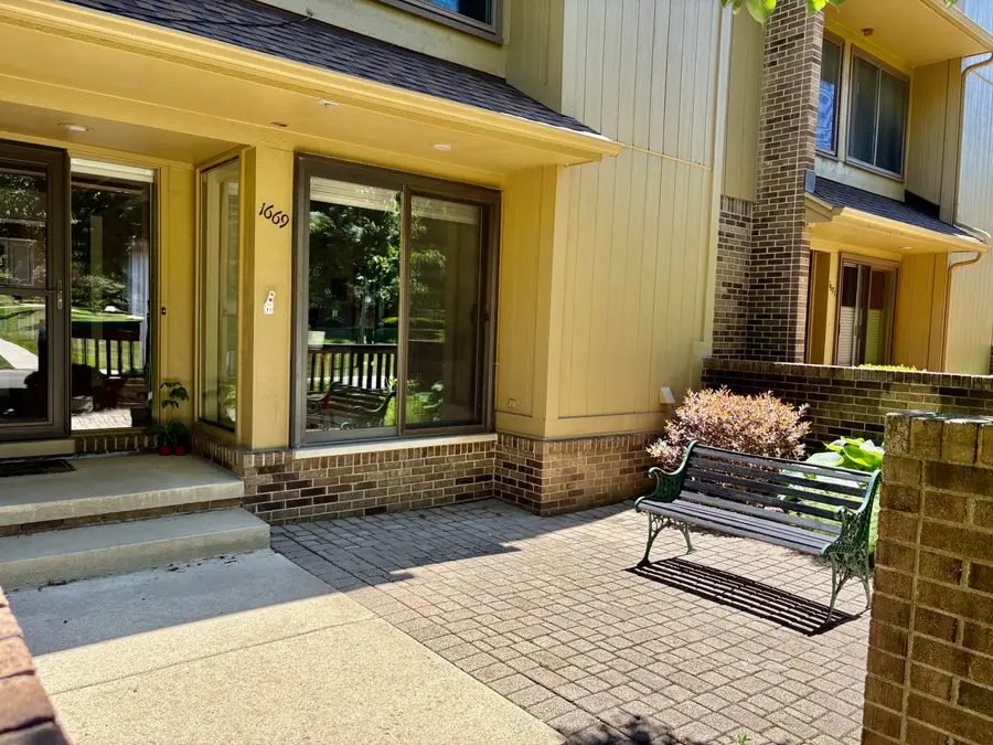 1669 S Hill Boulevard, Bloomfield Hills, MI 48304 - #2