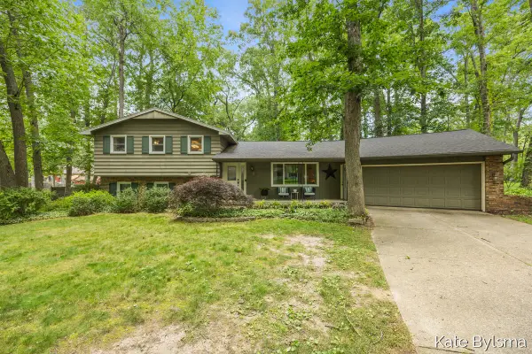 7569 Woodvale Street Se, Grand Rapids, MI 49546