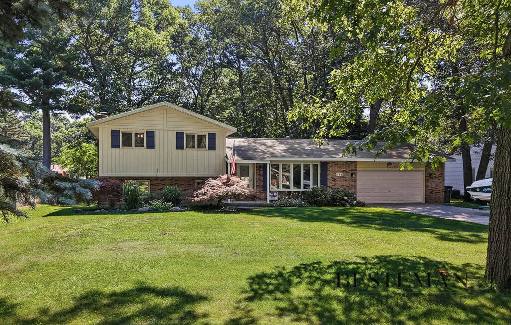 944 W Fennwood Circle, Muskegon, MI 49445 - #1