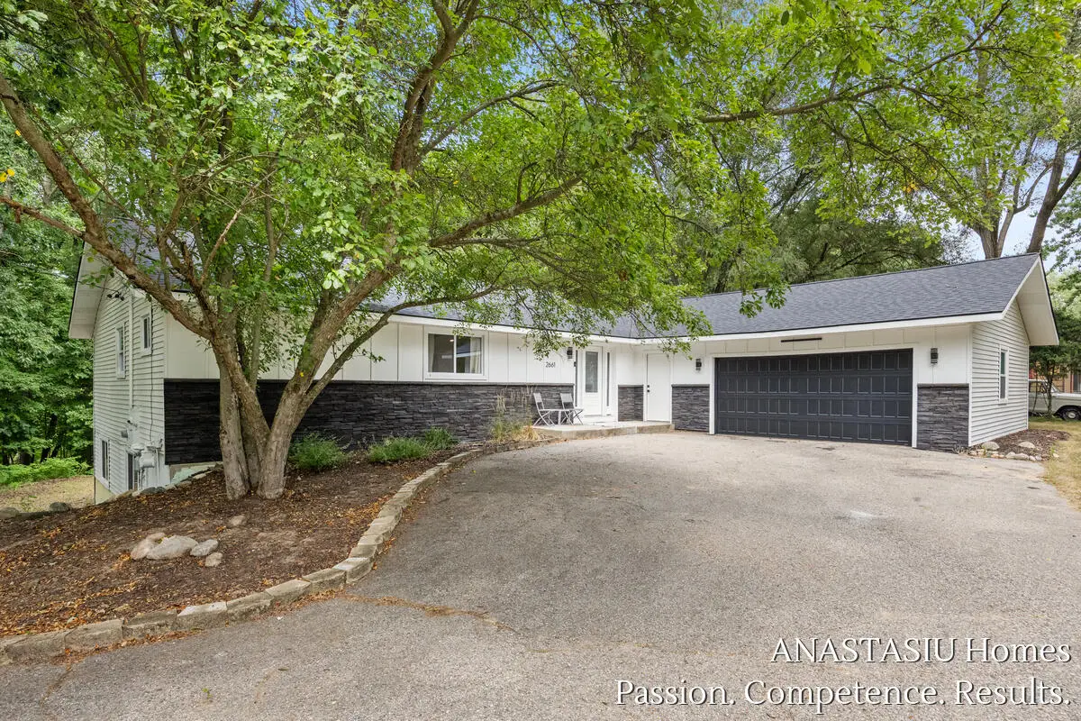 2661 Van Dam Drive Ne, Belmont, MI 49306 - #1