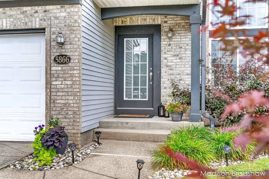 5866 E Grove Drive Se, Grand Rapids, MI 49512 - #2