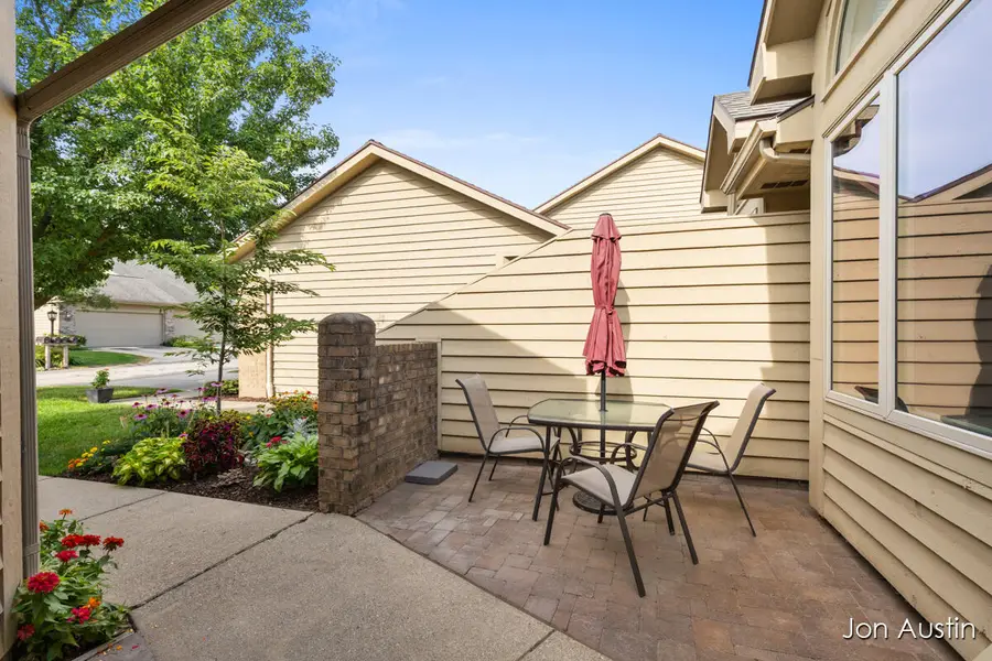 1845 Cross Bend Street Ne, Grand Rapids, MI 49505 - #2