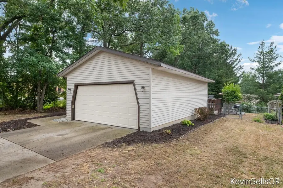 1504 40th Street Sw, Wyoming, MI 49509 - #2
