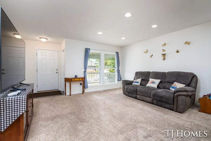 815 Ashlee Drive, Norton Shores, MI 49441 - #2
