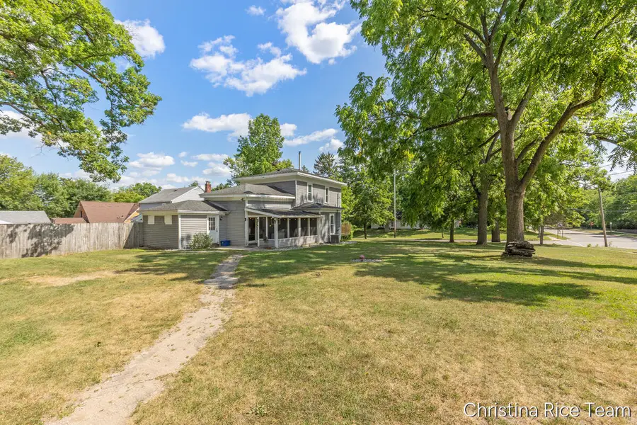 614 W Washington Street, Greenville, MI 48838 - #3