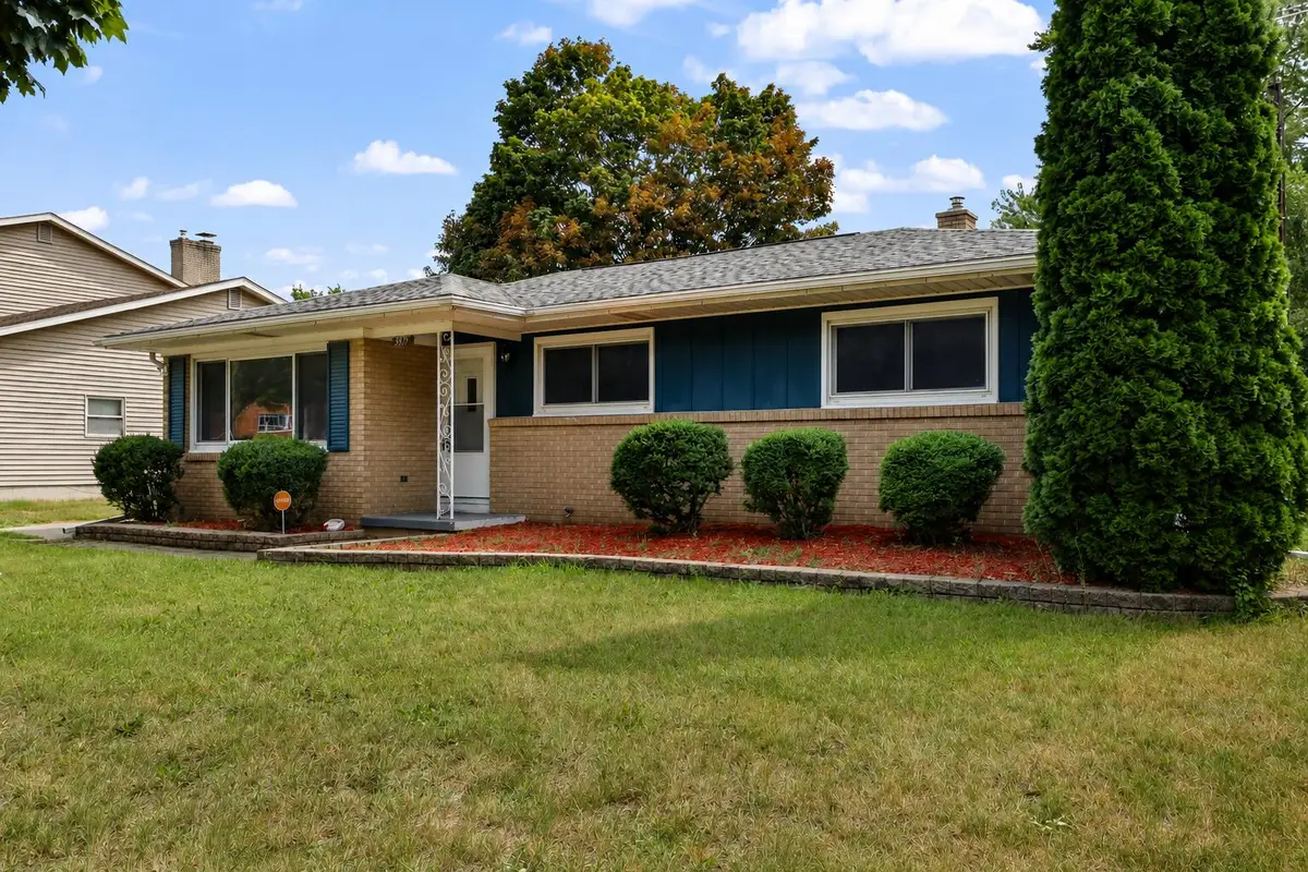 3815 Walton Drive, Lansing, MI 48910 - #1