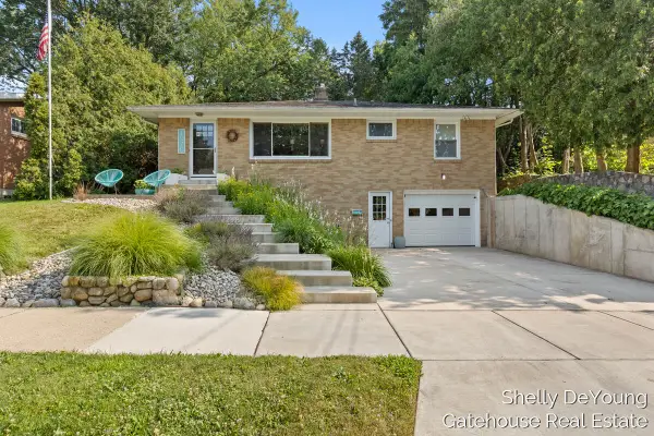 1570 E Terrace Street Ne, Grand Rapids, MI 49503