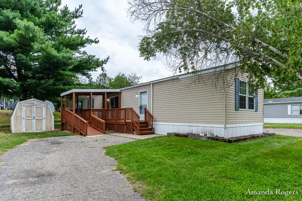 11369 Dorothy Street Se, Lowell, MI 49331