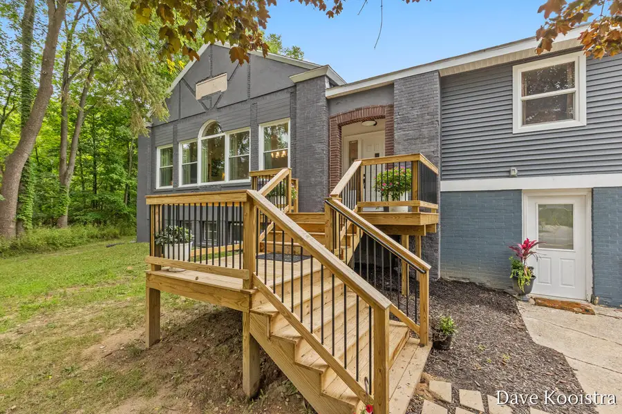 9810 S Division Avenue Sw, Byron Center, MI 49315 - #2