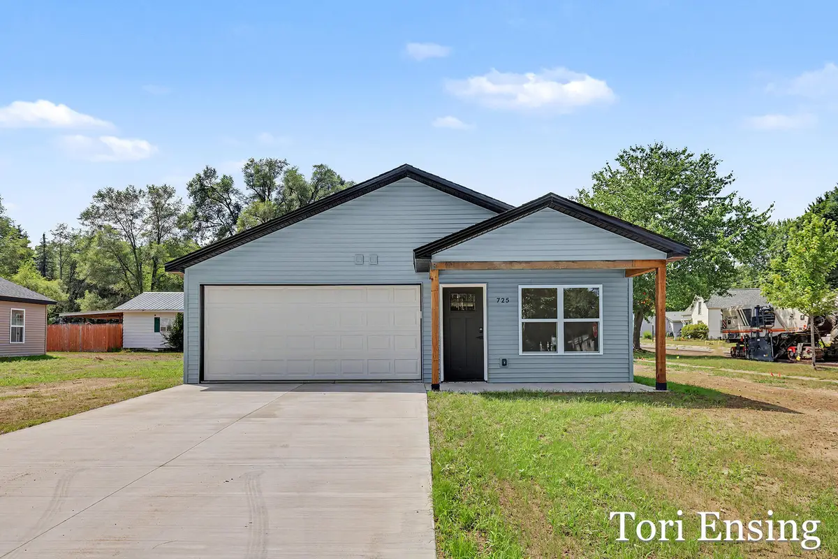 725 N Burgess Street, Greenville, MI 48838 - #1