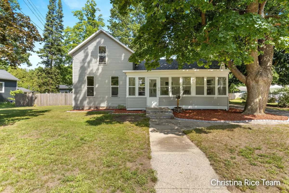 412 W Montcalm Street, Greenville, MI 48838 - #1