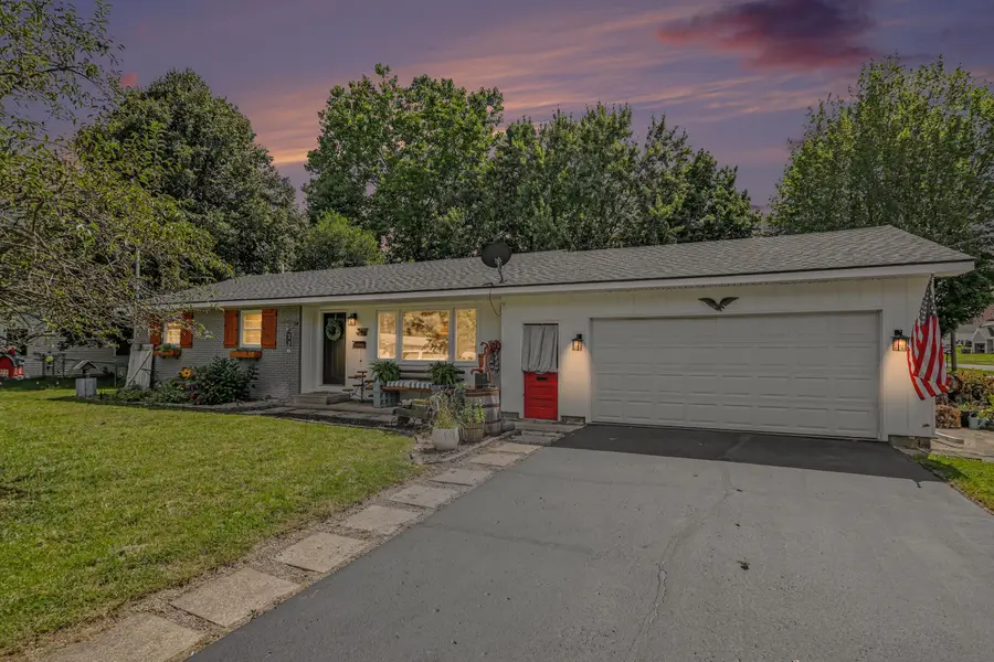 319 W Willard Street, Paw Paw, MI 49079 - #2